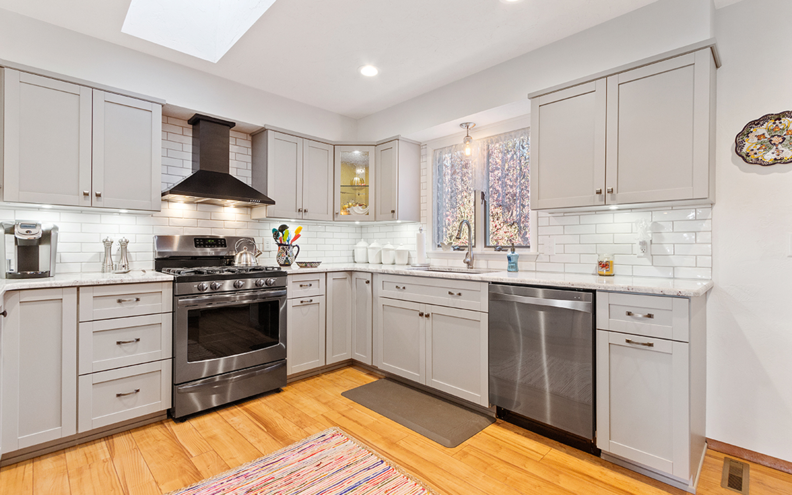 Minimalist White Kitchen Cabinets Lowes with Simple Decor